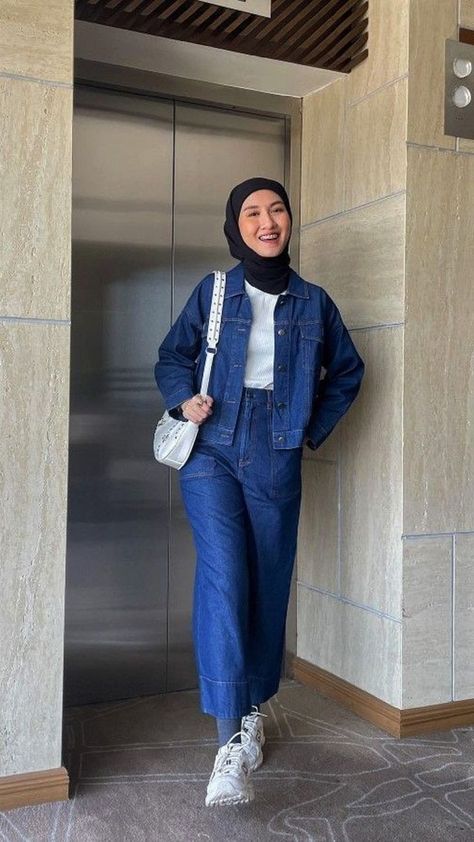 #dailyhijabootd #dailyhijabstory #hijaberscantik #stylehijabers #shopeelook #beautyhijab #hijaberfashion #hijabstyle_loookbook #trendhijabootd #shopeehaul #hijabmasakini #hijabcandy #hijabcute #shopeefashion #hijabinspirations Ootd Jeans, Outfit Korean Style, Outfit Korean, Muslim Fashion Hijab Outfits, Hijab Ootd, Muslim Fashion Hijab, Hijabi Outfits Casual, Hijabi Outfits, Outfit Hijab