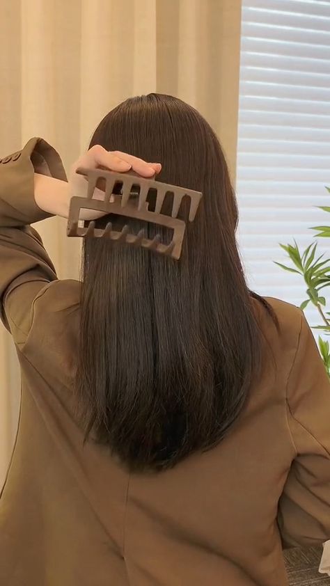 How To Use Claw Clips In Long Thick Hair, Big Hair Claw Clips Styles, Claw Clip Open Hairstyles, Short Straight Hair Claw Clip, Closed Hairstyles For Short Hair, How To Use Large Hair Clips, Types Of Hairclips, Hairclip Hairstyles Thick Hair, Hairclip Styles For Thick Hair