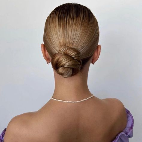 Hairstyles Sleek, Sleek Buns, Evening Hair, Classic Bun, Hair Stules, Guest Hair, Bridal Hair Buns, Beautiful Braided Hair, Slick Hairstyles