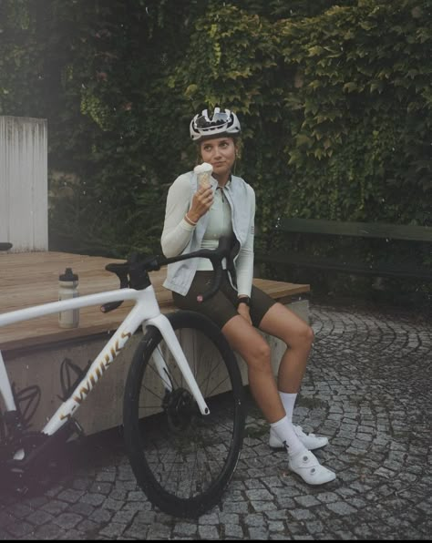 Women Cyclists Outfits, Women’s Cycling Outfit, Cycling Asthetic Pics, Summer Cycling Aesthetic, Cycling Girl Aesthetic, Girl Cycling Aesthetic, Bicycling Aesthetic, Road Bike Outfits Women, Running Outfits For Women Summer