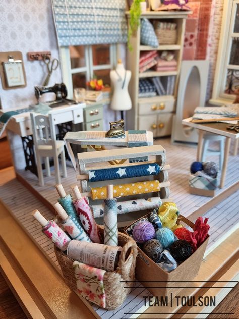 Miniature Shop Diy, Rolife Miniature, Rolife Diy, Miniature Sewing Room, Miniature Yarn, Miniature School, Miniature Sewing, Dolls House Shop, Miniature Embroidery