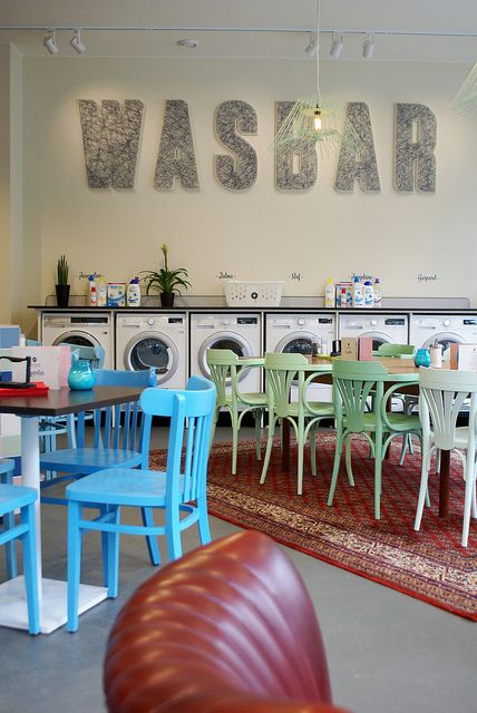 Dieses Konzept gibt es ja auch schon in Deutschland, aber so stylish habe ich es bei uns nocht nicht gesehen: Wasbar | Antwerpen, Belgium Laundromat Business, Bar Concept, Laundry Business, Eco Resort, Design Café, Laundry Mat, Laundry Shop, Retail Concepts, Casa Container