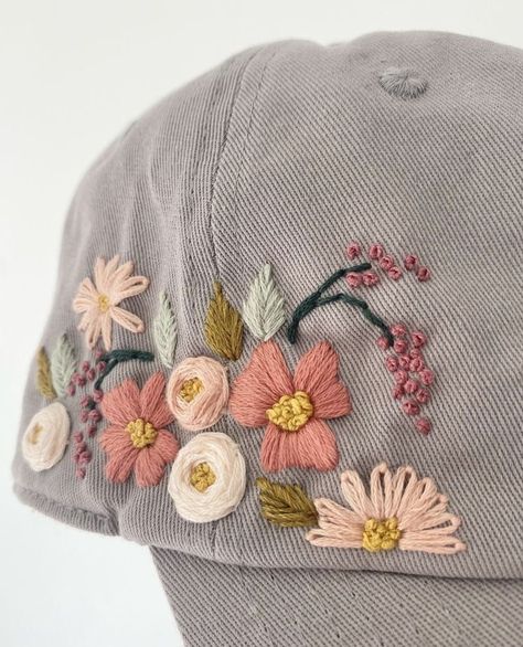 Embroidered Baseball Hat, Embroidery Caps Ideas, Embroidered Hats Ideas, Bone Bordado, Cap Embroidery, Embroidery Stitches Beginner, Clothes Embroidery Diy, Embroidery Lessons, Embroidery Caps