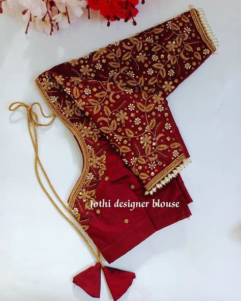 Dark Green Bridal Aari Work Blouse, Red Bridal Blouse Designs, Blouse Designs Heavy Work, Red Bridal Blouse, Bridal Blouse Designs Heavy Work, Marriage Blouses, Yoke Embroidery, Magam Work Designs, Pretty Gold Necklaces