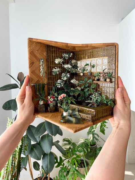 MINIATURE PLANTS - ASTRID WILK STUDIO - MINIATURES Mini House Plants, Diaroma Ideas Projects, Building Miniature, Instagram Banners, Miniature Greenhouse, Chlorophytum Comosum, Colorful Room Decor, Miniature Inspiration, Diorama Ideas