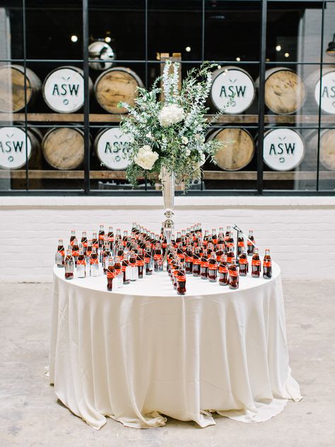 28 Unique Ways to Display Your Wedding Favors Favor Table Ideas, Strange Wedding, Favor Display, Favor Table, Wedding Favor Table, Honey Wedding Favors, Creative Wedding Favors, Inexpensive Wedding Favors, Honey Wedding