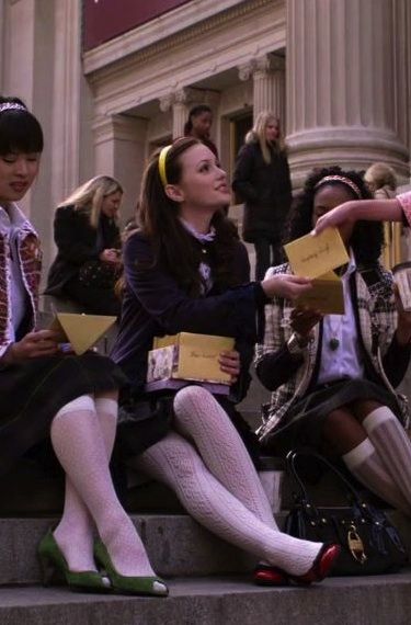 1x01 Catherine Melandrino blouse  A lovely uniform ensemble. I love the appropriate red flats and her white tights. Mode Gossip Girl, Estilo Blair Waldorf, Estilo Gossip Girl, Blair Waldorf Aesthetic, Blair Waldorf Outfits, Blair Waldorf Gossip Girl, Stile Blair Waldorf, Blair Waldorf Style, Gossip Girl Aesthetic