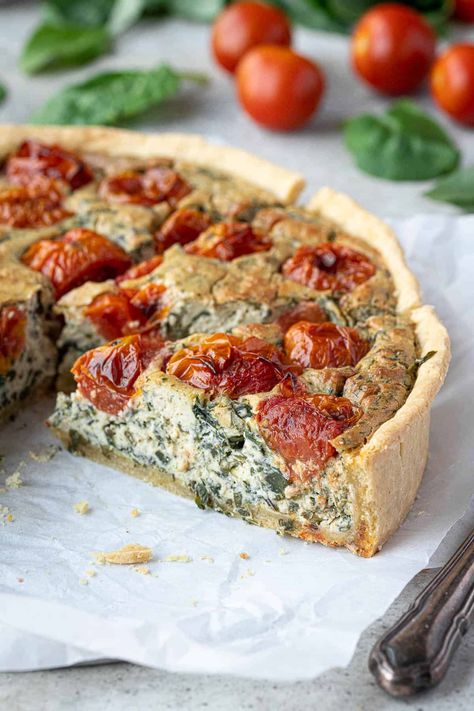 Vegan tomato spinach quiche - ditch the eggs and dairy with this delicious vegan quiche recipe! Made with tofu and chickpea flour it is soft, creamy, easy to make and very, very moreish. Vegan Quiche No Tofu, Vegan Tart Recipes Savory, Vegan Tofu Quiche, Vegan Vegetable Pie, Vegan Quiche Lorraine, No Flour Dinner Recipes, Vegan Spinach Quiche, Easy Vegan Quiche, Easy Vegan Brunch Recipes