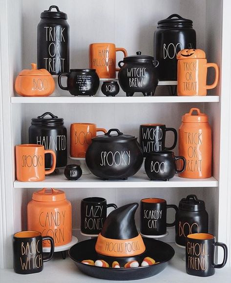 Rae Dunn Halloween Display, Rae Dunn Display, Autumn Things, Moldes Halloween, Rea Dunn, Traditional Halloween, Halloween Board, Coffee Stations, Rae Dunn Halloween