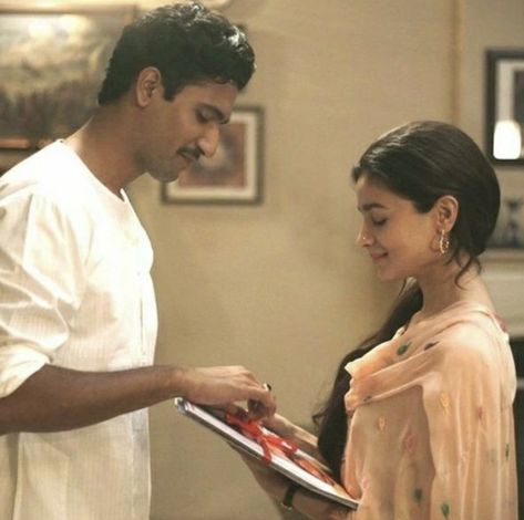 Raazi Movie Scenes, Raazi Movie, Old School Romance, Indian Couple Aesthetic, Bollywood Romance, School Romance, Vintage Bollywood Aesthetic, Romance Couple, Bollywood Aesthetic