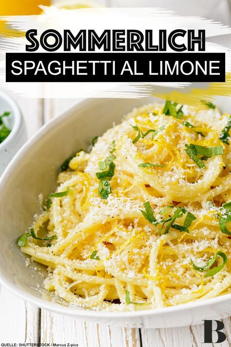 Ein Pasta-Rezept, das wenige Zutaten braucht, schnell gemacht ist – und trotzdem schmeckt wie beim Lieblingsitaliener? Wir zeigen, wie es geht! #pasta #spaghetti #limone Spaghetti Limone Recipe, Spaghetti Limone, Pasta Simple, Pasta Spaghetti, European Food, Pizza Pasta, Parmesan, Macaroni And Cheese, Pasta Recipes