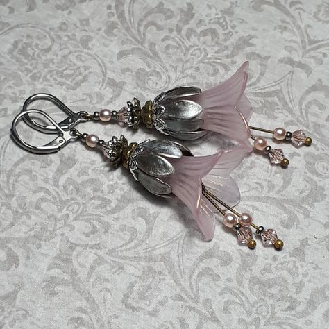 PINK FAIRYCORE EARRINGS ▪️▪️▪️▪️▪️▪️▪️️▪️▪️▪️▪️▪️▪️ These vintage flower fairy inspired lily flower earrings are made with Lucite flowers that have been given a beautiful hand painted gold shimmer. Beautiful sparkling pale pink crystals and tiny pink pearls hang from delicate drops and catch the light as they move.  Both antique bronze and silver tone ornate floral bead caps have been used to give an art nouveau feel and they are finished with lead, nickel and cadmium free lever back hooks. Supe White Flower Earrings, White Flower Earring, Vintage Inspired Earrings, Bronze Earrings, Motif Vintage, Earrings Bohemian, Flower Hair Pin, Delicate Jewelry, Antique Earrings