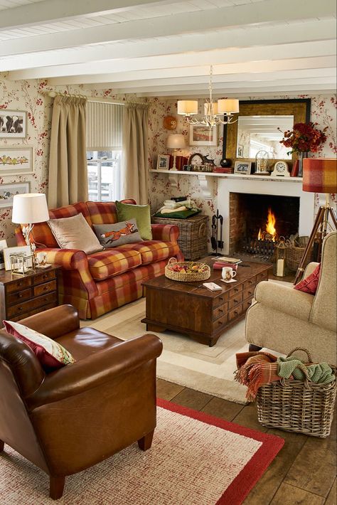 Cabin Interior Design Ideas, Log Cabin Interior Design, Cosy Homes, Colonial Living Room, Cabin Interior Design, Log Cabin Interior, Country Interiors, Sitting Rooms, Cottage Living Rooms