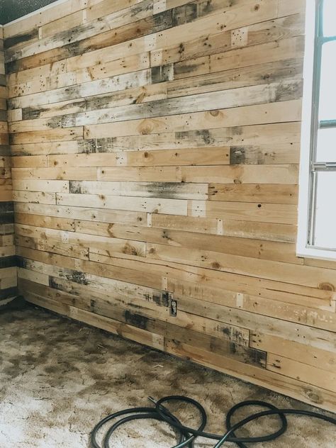 Diy Pallet Decoration, Fence Picket, Diy Pallet Wall, Awesome Furniture, Pallet Shed, Rustic Ideas, Plywood Walls, Studio Desk, Mini Houses