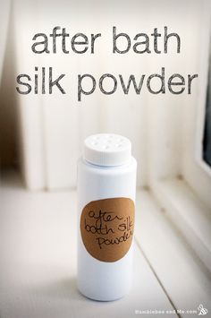 I remember grandma giving me something like this as a little girl. It came in a round container with a pouf ball to dust it on. This sounds like a nice addition Diy Kosmetik, Diy Body Care, Powder Recipe, After Bath, Talcum Powder, Diy Cosmetics, Homemade Bath Products, Diy Skincare, Body Powder