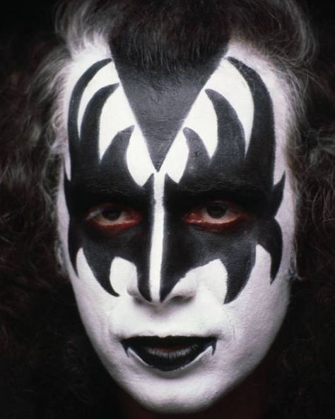 Gene Simmons Makeup, Kiss Face Paint, Kiss Band Makeup, Gene Simmons Costume, Kiss Halloween Costumes, Halloween Kiss, Banda Kiss, Demon Makeup, Kiss Artwork