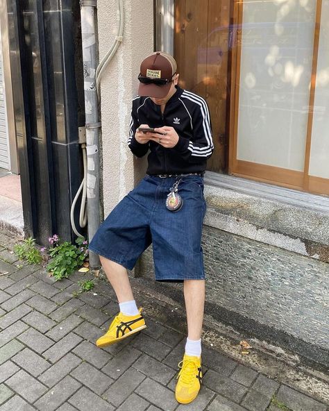 #fashionInspiration #outfitIdeas #streetstyle #fashionista #ootd #baggy #oufitwomen #outfitmen #y2k Japan 90s Fashion, Onitsuka Tiger Outfit, Onitsuka Tiger Mens, Japanese Mens Fashion, Denim Streetwear, Aesthetic Outfits Men, Vintage Trousers, Thrifted Outfits, Street Fashion Men Streetwear