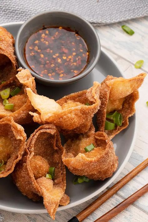 Deep Fried Wontons, Soy Dipping Sauce, Wonton Recipe, Fried Wonton, Dumpling Recipes, Beef Dumplings, Restaurant Appetizers, Coleslaw Recipe Easy, Crispy Wonton