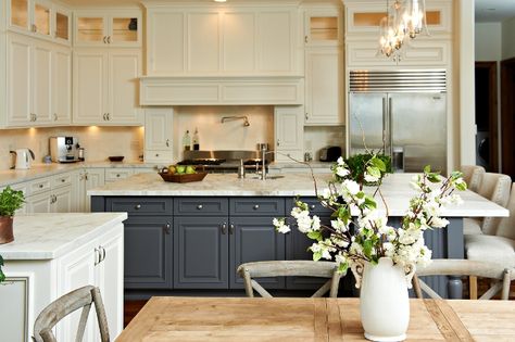 White uppers, grey island Intimate Living Interiors, Cream Kitchen Cabinets, Recipes For The Family, Cream Cabinets, Cream Kitchen, Gray And White Kitchen, Two Tone Kitchen, Large Kitchen Island, L Shaped Kitchen