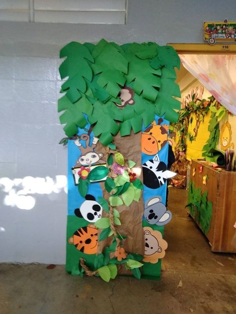 Wild Animals Classroom Decoration, Animals Decoration For Classroom, Jungle Theme Classroom Decorations, Preschool Jungle, Classroom Door Decorations, Preschool Door, Jungle Crafts, Zoo Crafts, Jungle Theme Classroom