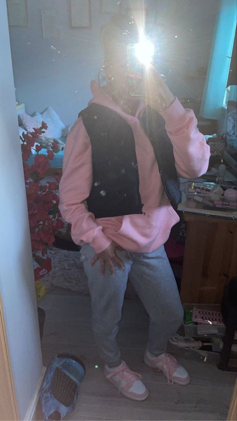 Triple Pink Dunks Outfits Winter, How To Style Pink Dunks, Tripple Pink Dunks Fits, Pink Foam Dunks Outfit, Triple Pink Dunks Outfits, Pink Dunks Outfit, Pink Dunks, Dunk Outfit, Dunks Outfit