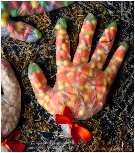 Cute Halloween glove treat bags. Fill 'em with candy corn or gumballs or whatever you like. So easy to make!!!  :D Halloween Crafts For Kids To Make, Spooky Food, Casa Halloween, Halloween Treats Easy, Halloween Traditions, Spooky Treats, Easy Halloween Crafts, Halloween Treat Bags, Halloween Diy Crafts