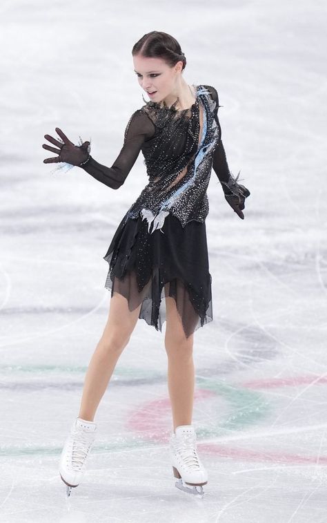 White Figure Skating Dress, Anna Sherbakova, Anna Scherbakova, Skater Outfit, Ice Skating Costumes, Figure Skating Competition Dresses, Ice Skating Outfit, Russian Figure Skater, Anna Shcherbakova