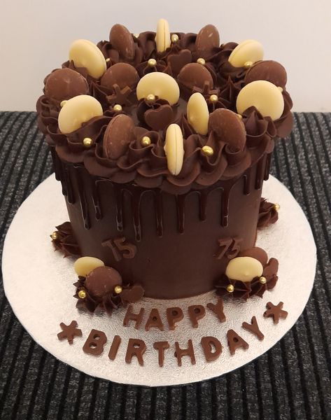 Chocolate Buttons Cake, Chocolate Cake Birthday Decoration, Chocolate Button Cake, Choc Drip Cake, Frosting Drip, Cakes For Teenagers, Chocolate Cake With Chocolate Frosting, Sponge Cake Decoration, Layer Chocolate Cake