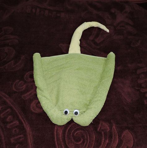 How To Fold Towels Into Animals, How To Fold A Towel Into An Elephant, Swan Towel Folding How To Make, Elephant Towel Folding, Folding Towels Into Animal Shapes, Napkin Origami, Towel Origami, Origami Step By Step, Towel Animals