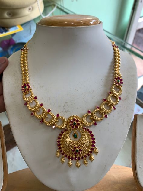 Mini Haram, Trendy Jewelry Ideas, Golden Necklaces, Short Gold Necklace, Mango Necklace, Haram Designs, Gold Haram, Short Necklaces, Temple Jewelry Necklace