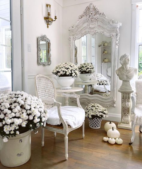 Cottages À La Campagne, Rustic Glam Home, Formal Living Room Decor, Shabby Chic Decorating, Country Cottage Interiors, Shabby Chic Interior Design, Cottage Interior Design, All White Room, White Interior Design