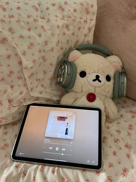 Rilakkuma Plushie, Bts Reaction, Cute Headphones, Cocoppa Wallpaper, Reaction Memes, Cute Stuffed Animals, Rilakkuma, الرسومات اللطيفة, Cute Photos