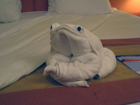 15 Examples Of Towel Origami - BuzzFeed Mobile Towel Folding Animals, Animal Towels, Towel Folds, Washcloth Animals, Towel Origami, Folded Towels, Napkin Art, Towel Art, Fun Towels