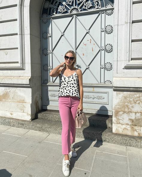 Anna Bey - School of Affluence on Instagram: “New week, new opportunities to make your goals happen! 💪 Every September I feel the same way as January 1st: time to start fresh, create…” Elegant Flamboyant Style, Anna Bey Outfit, Elegant Flamboyant, Pink Trousers Outfit, Fifties Outfits, Anna Bey, Minimal Clothes, Summer Office Outfits, Interesting Outfits