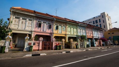 Colourful houses line the street of Joo Chiat Katong Singapore, Peranakan Culture, Singapore Tour, Visit Singapore, Shop House Ideas, Community Garden, Site Plans, Shop House Plans, Travel Asia