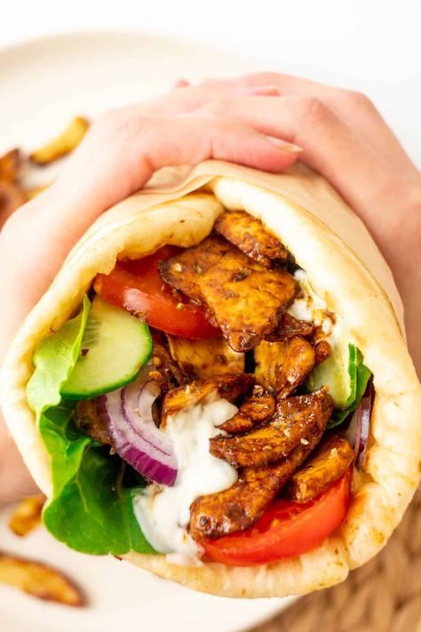 Vegan Gyros, Tofu Chili, Pita Sandwich, Pan Fried Tofu, Vegan Tzatziki, Tofu Recipes Vegan, Pita Sandwiches, How To Press Tofu, Red Onion Salad