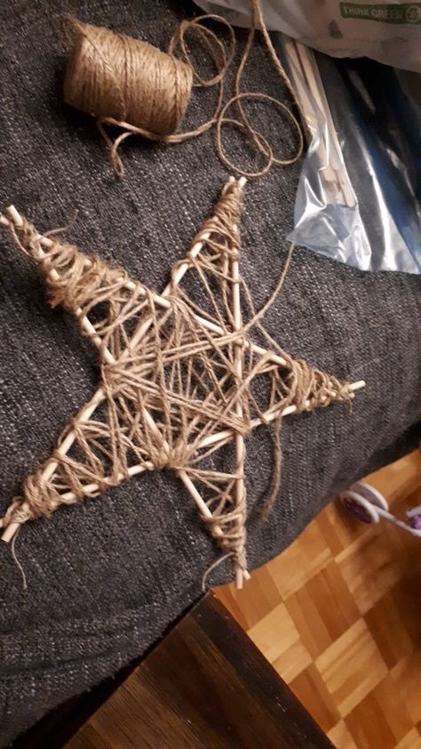 Driftwood Christmas Decorations, Twig Stars, Star Wreath, Twine Crafts, Willow Wreath, Graduation Party Centerpieces, Succulent Garden Design, Xmas Deco, Burlap Flowers