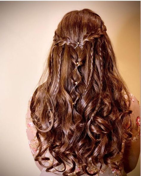 Punjabi Party Hairstyles, Lenga Choli Hairstyle, Dandiya Hairstyle For Bride, Indian Headband Hairstyles, Open Hairstyles For Curly Hair, Braid Open Hairstyle, Side Braid Hairstyles Indian, Garba Hairstyles, Shaadi Hairstyles