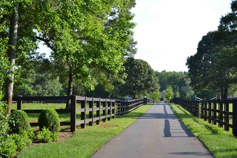 Large Acreage Fencing, Black Farm Fencing, 10 Acre Horse Farm Layout, Farm Backyard Ideas, Farm Driveway, Horse Farm Layout, Farm Fences, Entrance Landscaping, Property Gates