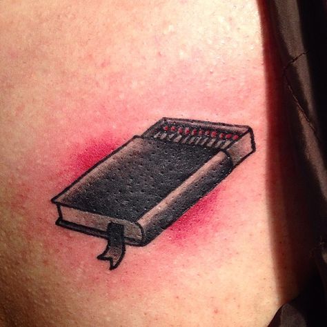 36 Stunning Book Tattoos That Are Surprisingly Badass Bookish Tattoos, Literary Tattoos, Light Tattoo, Fun Walk, Fahrenheit 451, Tatuaje A Color, Tattoo Design Book, Book Tattoo, Tattoo Work