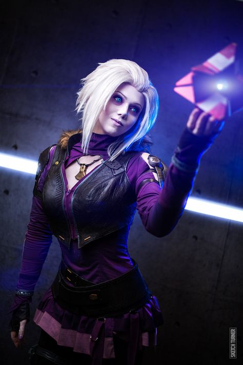 Russian cosplayer Songbird pretty much is Mara Sov, Queen of Destiny's Awoken. That Ghost is a nice touch.... Mara Sov, Destiny Cosplay, Destiny Bungie, Destiny Game, Video Game Cosplay, Destiny 2, Cosplay Characters, Amazing Cosplay, Manga Cosplay