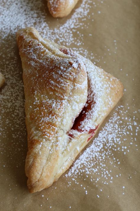 Easy Raspberry Turnovers!! Three ingredient raspberry turnovers! These are so good and so easy to make! Fill them with anything! Raspberry Pastry Recipes, Raspberry Turnovers, Fresh Raspberry Recipes, Easy Hand Pies, Recipes Using Puff Pastry, Using Puff Pastry, Puffed Pastry, Raspberry Rhubarb, Turnover Recipes