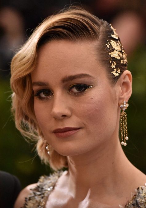 Great hair and bejeweled accessories for every bride - straight from Brie Larson's red carpet look Gold Flakes In Hair, Gold In Hair, Gold Hairstyles, Teen Hair, Prom Gold, Photoshoot Winter, Shaved Hairstyles, Hair Foils, Midas Touch