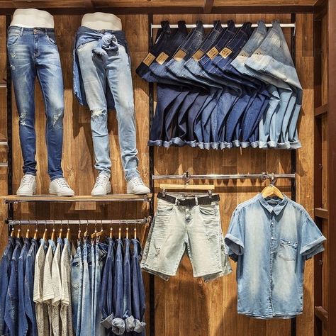 Jean Display Boutique, Jeans Display Ideas, Merchandising Jeans, Jeans Display, Denim Display, Boutique Store Displays, Visual Merchandising Fashion, Fashion Store Design, Store Shelves Design