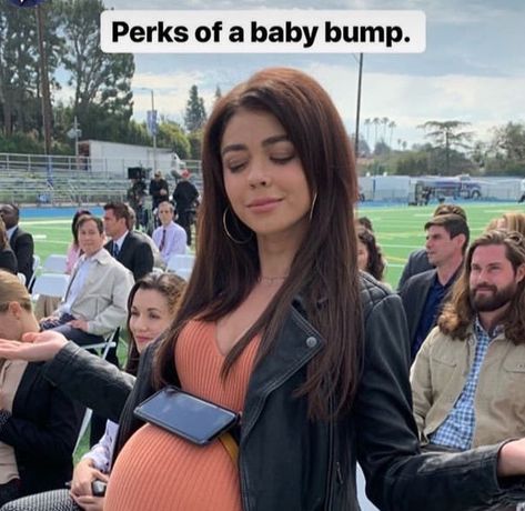 Sarah Hyland Pregnant, Haley Dunphy Pregnant, Hayley Dunphy, Hailey Dunphy, Haley Modern Family, Modern Family Lily, Modern Family Haley, Modern Family Funny, Haley Dunphy