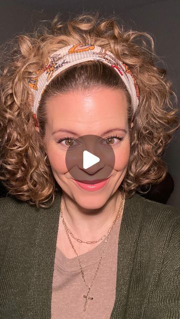 Sandi 🇨🇦 Curly Hair Care, Clean Beauty on Instagram: "Headband hack for all day volume  Simply add bobby pins from opposite directions just underneath the headband and lock them together as shown.  Let me be clear… The bobby pins are NOT being used to keep the headband in place.  It stays in place all day by itself.  The headband is from @bizzybcrafts  Note: This specific patterns isn’t available now but she has a lot to choose from.  Use Sandi10 to save.   #simplehairdo  #easyhairstylesforgirls #easyhairstyles #meandmycurls  #simplehairstyle" Baseball Hat With Curly Hair, Headbands With Curly Hair, Curly Hair Bandana Hairstyles, Headband Curly Hairstyles, Headband With Curly Hair, How To Wear A Headband, Curly Hair Headband Styles, Curly Hairstyles With Headbands, Headband Hack