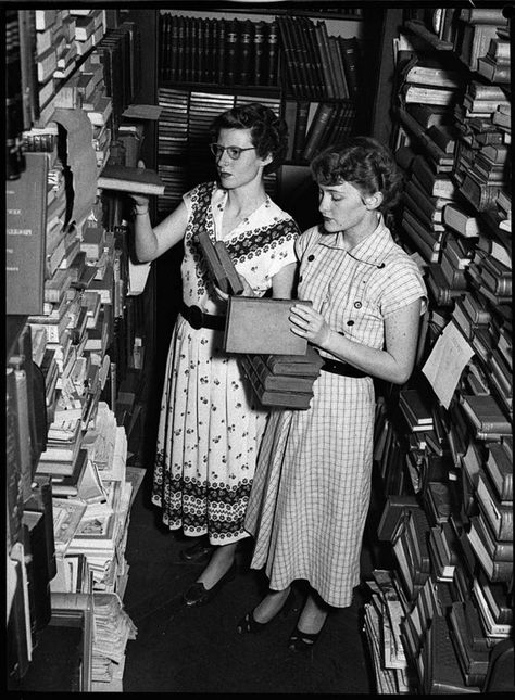 19 Vintage Photographs Of Stylin' Librarians Library Girl, People Reading, Vintage Library, Family Genealogy, Family Search, Woman Reading, Vintage Magazine, Book Store, Library Of Congress