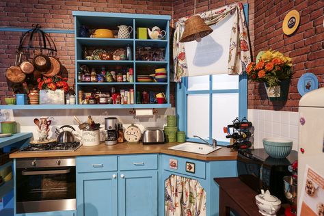 We nosed around Monica’s kitchen. | 21 Things That Happened When We Visited The Set Of "Friends" Friends Apartment Decor, Show Kitchen, Quirky Furniture, Friends Apartment, Casa Vintage, Style Deco, Comedy Central, Friends Tv, Home Decor Kitchen