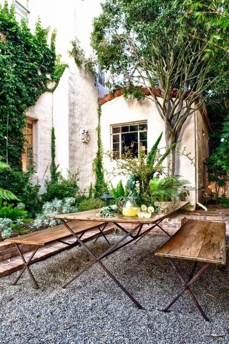 Outdoor dining area with picnic table, benches and gravel Hydrangea Petiolaris, Secret Gardens, Casa Exterior, Have Inspiration, Outside Living, The Secret Garden, Outdoor Inspirations, Outdoor Dining Area, Spanish Style