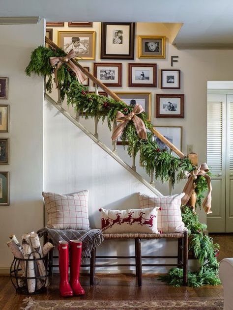 a lush evergreen garland with burlap bows and jingle bells for stairs decor Christmas Stairs Decorations, Christmas Staircase Decor, Holiday House Tours, Christmas Stairs, Stairs Renovation, Christmas Entryway, Christmas Staircase, Diy Christmas Garland, Midwest Living